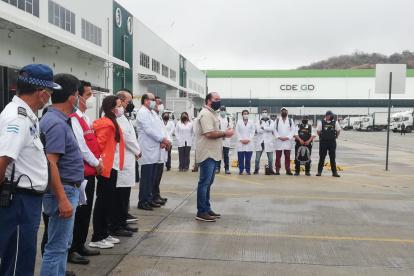 Personal del Municipio de Guayaquil, en un acto público.