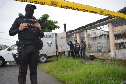 La Policía llegó al lugar para levantar indicios que ayuden a esclarecer las motivaciones del caso