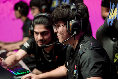 Fotografía cedida este domingo por Riot Games en la que se registró a un par de jugadores del equipo Rainbow7