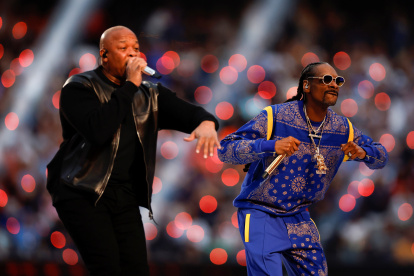 Los raperos estadounidenses Dr. Dre (i) y Snoop Dogg (d) fueron registrados este domingo, durante el espectáculo del medio tiempo del Super Bowl LVI