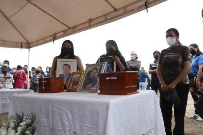 Acto. Decenas de personas acudieron a la zona cero para asistir a una eucaristía en honor a los fallecidos de La Comuna.