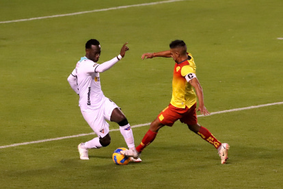 Luis Caicedo (i) tuvo varios choques con el 10 del cuadro oriental, Víctor Figueroa. Los albos y los orientales igualaron 2-2 en un encuentro que tuvo de todo.