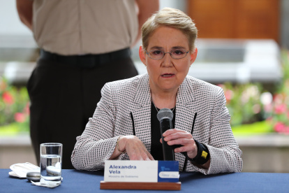 Fotografía de archivo en la que se registró a la ministra ecuatoriana de Gobierno, Alexandra Vela, quien junto a su homólogo de Defensa, Luis Hernández, inspeccionaron una operación conjunta, entre Fuerzas Armadas y Policía, contra la minería ilegal en la provincia amazónica de Napo.
