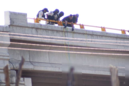 Foto de archivo de cuando policía mexicana descuelga uno de los cuerpos aparecido pendiendo de un puente en zacatecas (méxico), en noviembre de 2021.