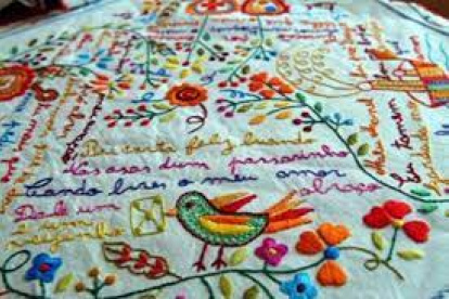 Hermosos bordados con frases de amor son tradición en Portugal en este día.