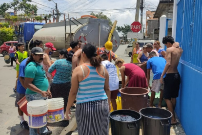 En la zona del Suburbio aún no ha regresado el agua. Frente a ello, las familias se ayudan de tanqueros.