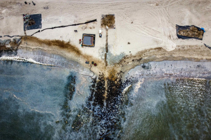 Fotografía aérea de dron que muestra las labores de limpieza en las playas de Ancón (Perú).