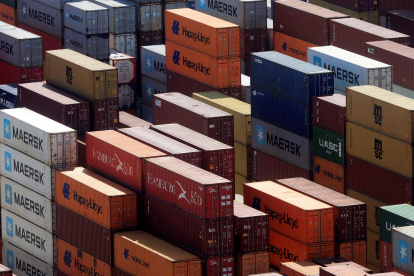 Fotografía de archivo que muestra contenedores en el puerto de Cartagena (Colombia).