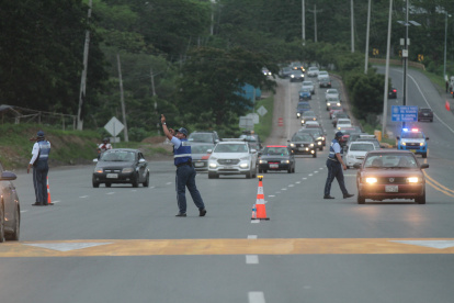 Tarea. Este fin de semana se ejecutó un operativo con 70 agentes.