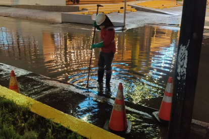 Hecho. Obreros de Interagua destaparon sumideros.