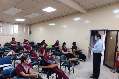 Los estudiantes de Medicina Veterinaria llegan a las aulas de la Universidad de Guayaquil.