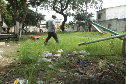 Para caminar dentro de los parques hay que sortear la maleza, la basura, los mosquitos y los delincuentes que han invadido estas áreas.