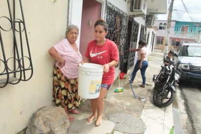 Las personas tuvieron que conseguir agua en balde para subsistir