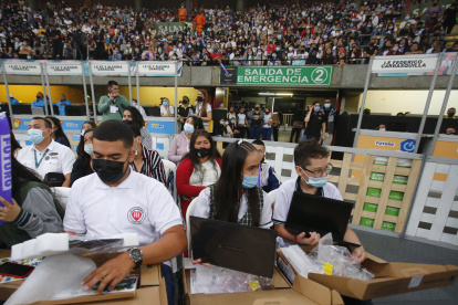 Los chicos están muy felices. La tecnología parece estar ya asentándose en esta ciudad./ EFE Eduardo Noriega