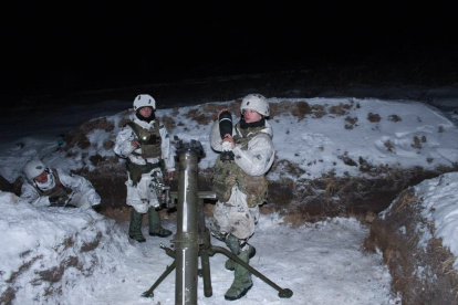 Militares de Ucrania realizan ejercicios para estar preparados en caso de una emergencia. / EFE