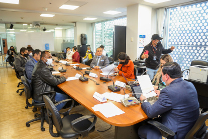 Asistencia. La ministra Vela fue convocada a dos comisiones legislativas a la vez.