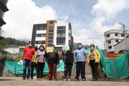 Vecinos. Después de limpiar el lodo de sus casas, ahora quieren reconstruir los cerramientos. También dicen que necesitan de forma urgente luz eléctrica.