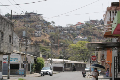 Durán y todo el país están aterrados luego de la aparición de dos muertos colgando de un puente de esta localidad.