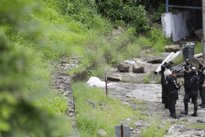 Hecho. El cuerpo de la joven quedó tendido en la parte trasera de una empresa de plásticos.