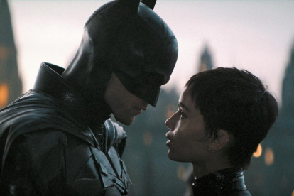 Fotograma cedido por Warner Bros. Pictures donde aparece Robert Pattinson como Batman y Zoe Kravitz como Selina Kyle, durante una escena de la película "The Batman"
