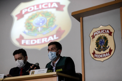 Heliel Martins (i), delegado de la Policía Federal brasileña y German Aparísi, miembro de la Guardia Civil española, participan en una rueda de prensa hoy en Río de Janeiro (Brasil).