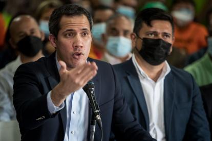 El líder opositor venezolano Juan Guaidó ofrece una rueda de prensa acerca de las futuras acciones de protesta que emprenderá, hoy, en Caracas (Venezuela).