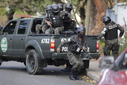 Agentes de la Policía Militar llegan a reforzar el dispositivo de seguridad en las afueras de la casa del expresidente Juan Orlando Hernández hoy, en Tegucigalpa (Honduras). EFE/Gustavo Amador
