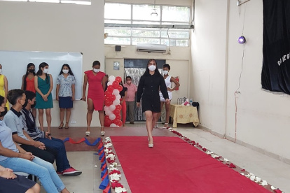 Estudiantes del colegio fiscal Febres Cordero exhiben sus prendas.