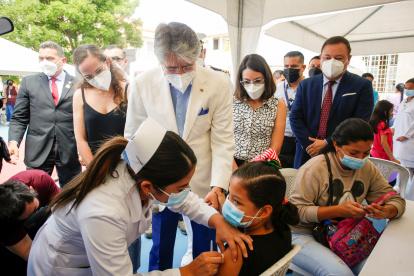 El presidente ecuatoriano Guillermo Lasso (c), recorre un centro escolar en Guayaquil (Ecuador), en una fotografía de archivo.