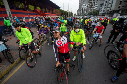 Ciclistas ecuatorianos protestan y recorren las calles hoy en Quito (Ecuador).
