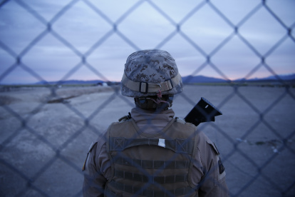 Miembros de las Fuerzas Armadas montan guardia, el 13 de febrero de 2022, en la comuna fronteriza con Bolivia de Colchane (Chile).