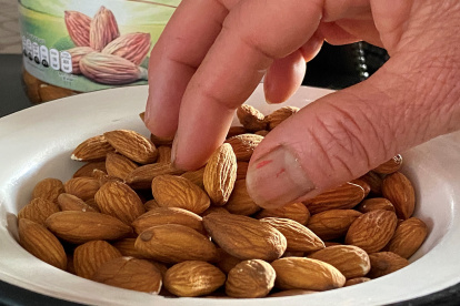 Una persona come almendras como parte de su dieta alimenticia