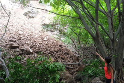 Espacio. Una moradora señala el punto donde ocurrió el deslizamiento de tierra.