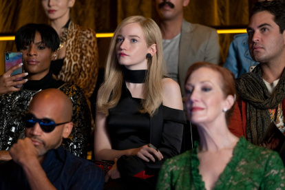 La actriz Julia Garner, conocida también por su participación en Ozark, personifica a Anna Delvey, el personaje creado por la estafadora