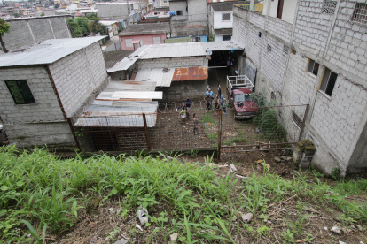Las piedras y tierra que se deslizan desde un cerro de Colinas de la Alborada ha dañado techos y paredes de viviendas.