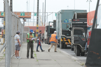 Fila.- Fuera del Puerto de Guayaquil se formó una fila de unos dos kilómetros de traileres. Los carros llegaban más allá del hospital de la Armada, en la avenida 25 de Julio.