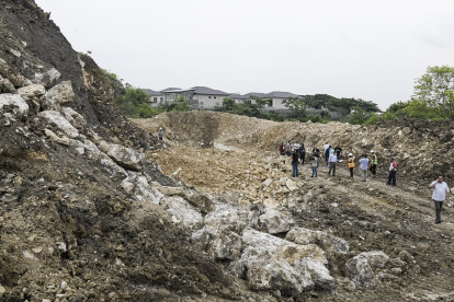 Vecinos de vía a la costa alertaron de las rocas que estaban ya cerca de sus patios y viviendas.