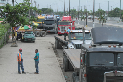 Espera.- La fila de camiones que hubo ayer, miércoles 16 de febrero, fuera del Puerto de Guayaquil.