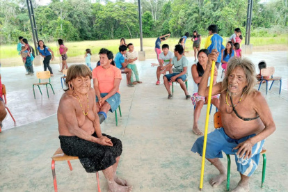 Población waorani, en la Zona Intangible de la Amazonía ecuatoriana, espera su turno para recibir la primera dosis de la vacuna contra la COVID-19, en julio de 2021.