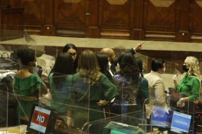 Los legisladores intentan cabildear hasta el último momento durante la votación en el pleno.