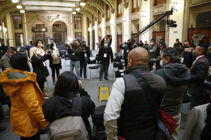 Periodistas de diferentes medios de comunicación guardan hoy un minuto de silencio por los comunicadores asesinados en los últimos días, al finalizar la conferencia matutina del presidente de México Andrés Manuel López Obrador en Palacio Nacional de Ciudad de México (México). Periodistas que asistieron este miércoles a la conferencia matutina del presidente de México, Andrés Manuel López Obrador, guardaron un minuto de silencio en protesta por los comunicadores asesinados en el último año. EFE/José Méndez