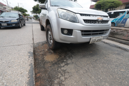 Varios problemas en la Av. Benjamin Carrión, entre ellos los baches Agencia (ag-extra)