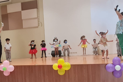 Los menores, junto a sus maestros, desarrollaron varias actividades recreativas durante el acto de clausura del programa Redes de Aprendizaje.