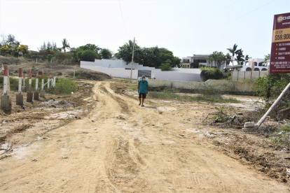 Las calles. Todas las vías internas son de tierra, no tienen asfalto, hay baches y falta sombra.