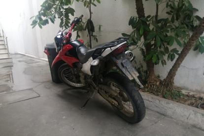La motocicleta en la que supuestamente circulaban los ahora aprehendidos.