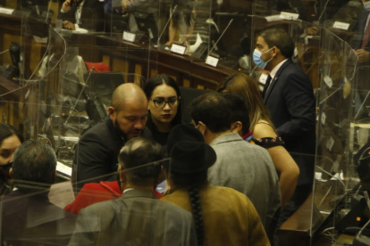 Los legisladores realizaban los últimos cabildeos previo a la fallida primera votación que no alcanzó los votos necesarios.