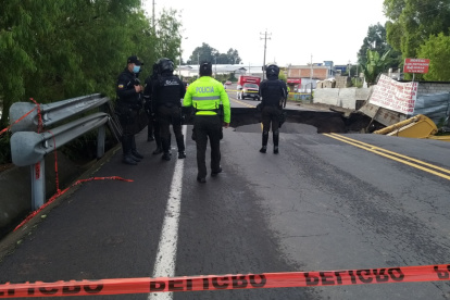 Rumiñahui:  En un tramo de carretera E-35, que conecta ese cantón con Quito, se formó un socavón.