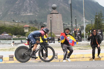 Richard Carapaz ganó la contrarreloj en el circuito armado en la Mitad del Mundo