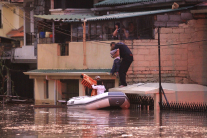 Fotografía de archivo en la que se registró el rescate de afectados por una inundación en Cuenca
