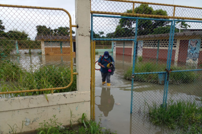 Lluvia. Los fumigadores mojan su uniforme todos los días por las inundaciones.